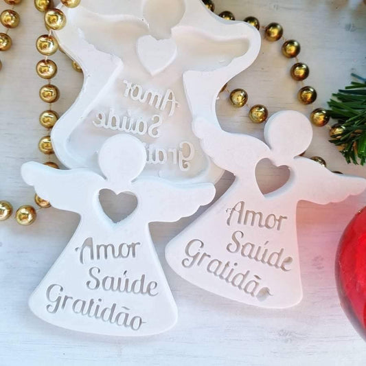 Molde de anjo branco com corações e texto “Amor Saúde Gratidão”