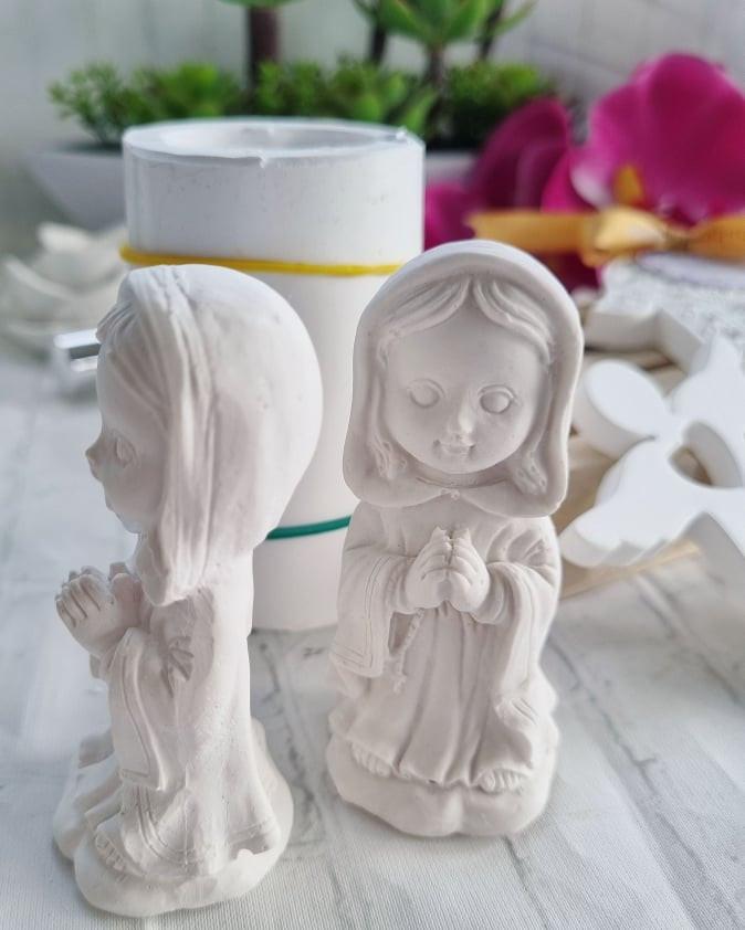 Molde 3D de Nossa Senhora branca, com figura infantil em oração