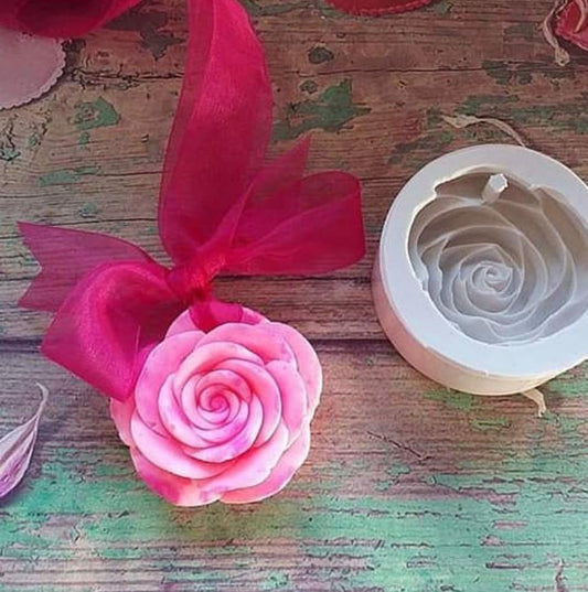 Molde de flor em forma de rosa com furo central, peça circular.