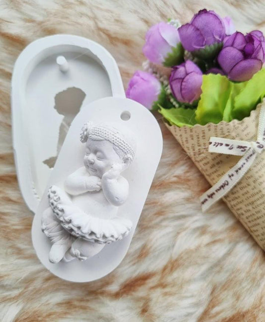 Molde branco com baixo-relevo de bebé bailarina com gorro e vestido rendado