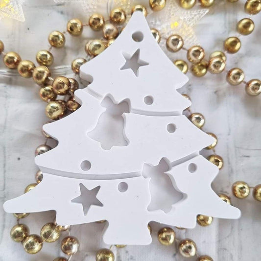 Molde de árvore de Natal branco com estrelas e sino recortados
