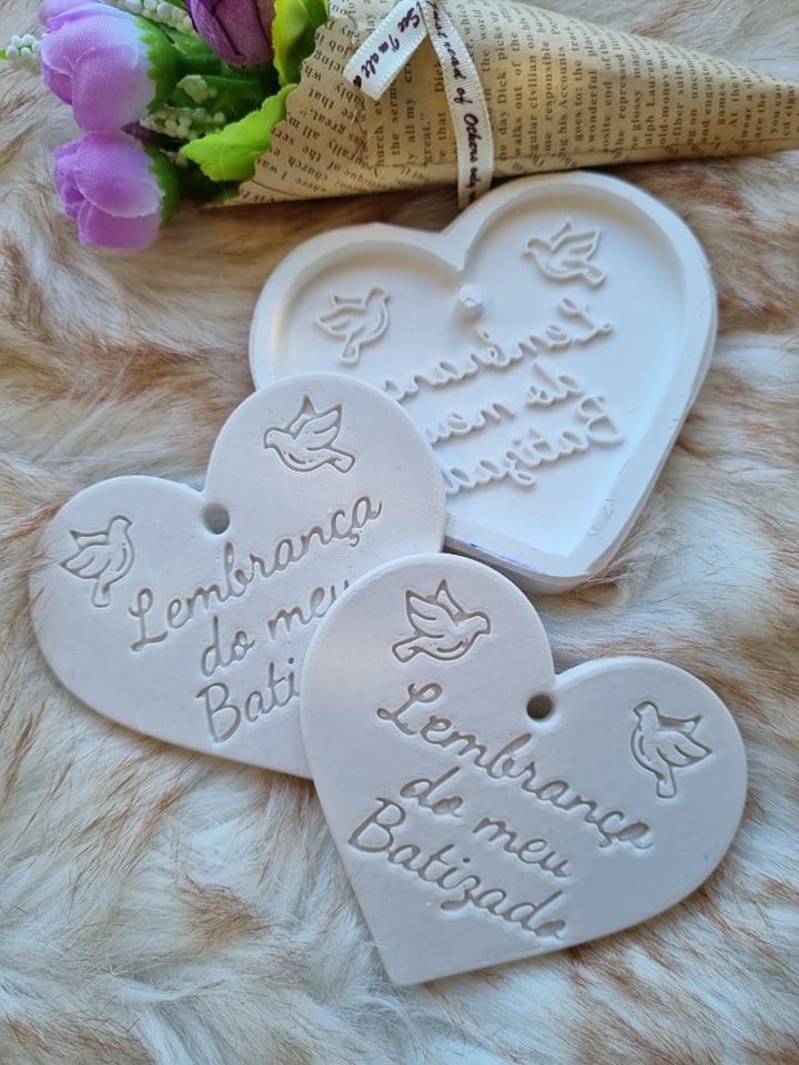 Molde de coração em silicone branco com relevo e texto “Batizado”