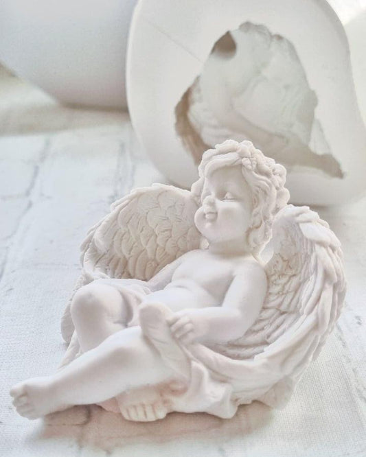 Figura de anjo em relevo com asas e rosto sereno, mãos junto ao peito