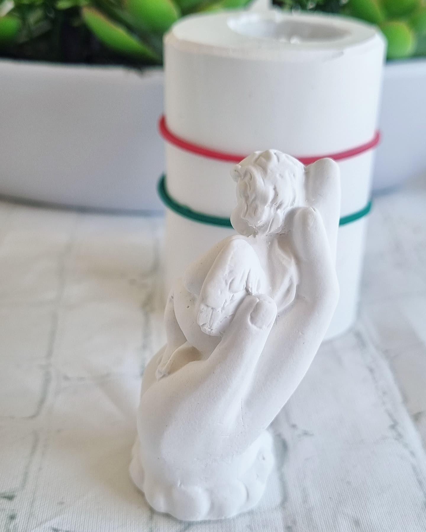 Molde de mão com anjo 3D em relevo, branco, com criança nas mãos
