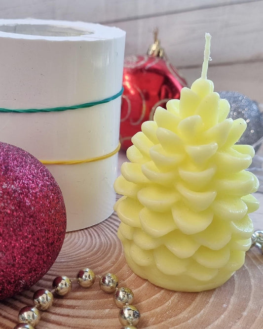 Molde em forma de pinha grande para vela, acabamento amarelo em relevo