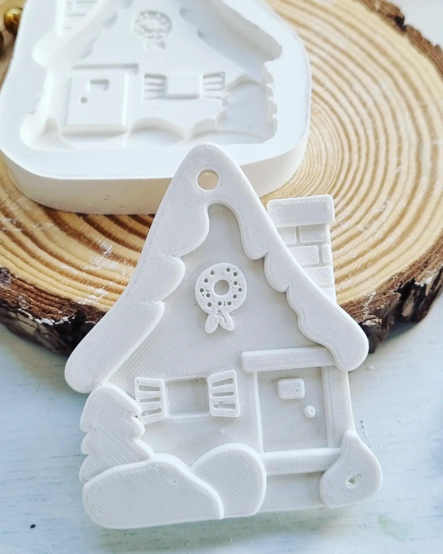 Molde de casinha de Natal branco, com árvore e boneco no relevo