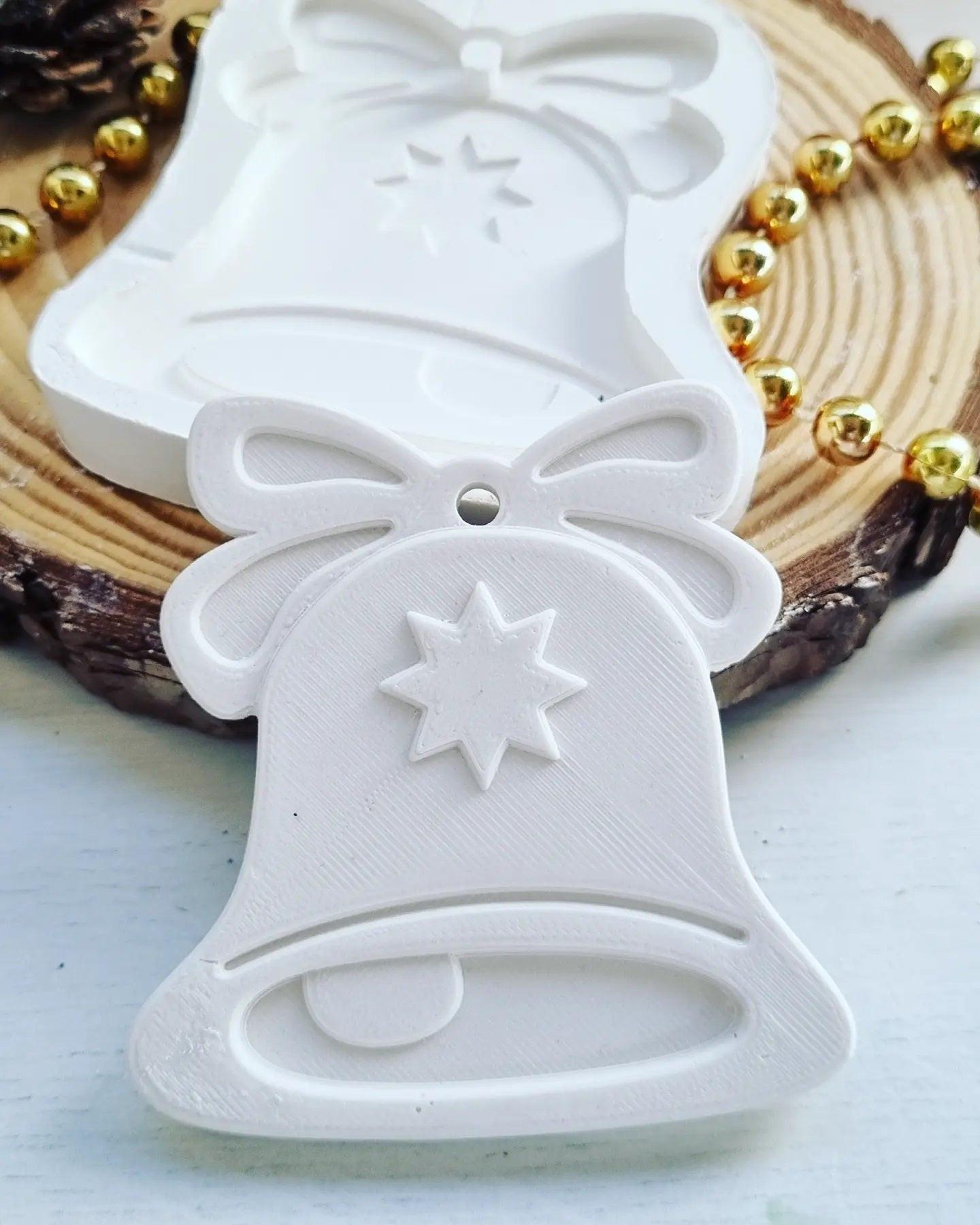 Molde de sino em silicone branco com estrela e laço, formato detalhado