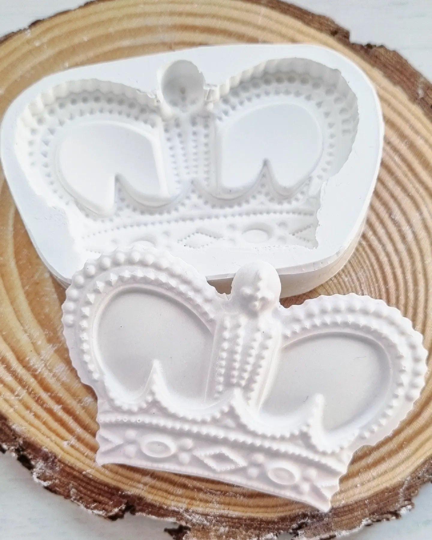Molde de coroa grande em silicone branco com relevo decorativo