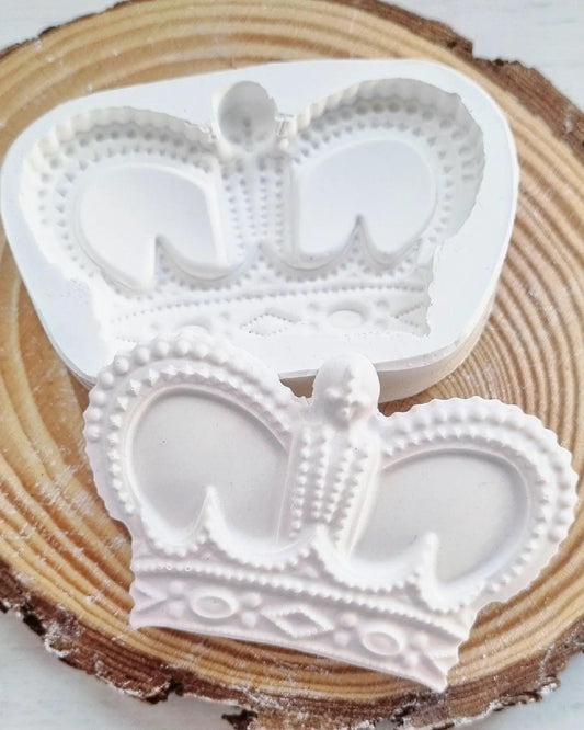 Molde de coroa grande em silicone branco com relevo decorativo