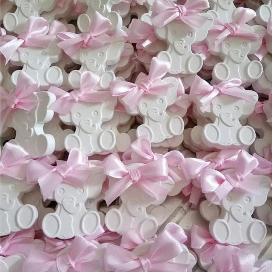Elefantes brancos decorativos com laços rosa em fitas de cetim