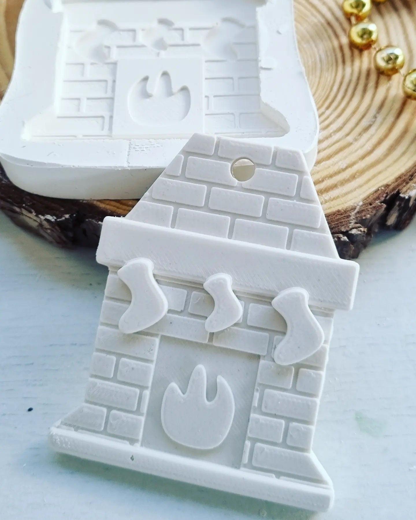 Molde de lareira branco em forma de casa com tijoleira e chaminé em relevo