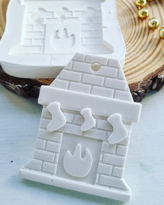 Molde de lareira branco em forma de casa com tijoleira e chaminé em relevo