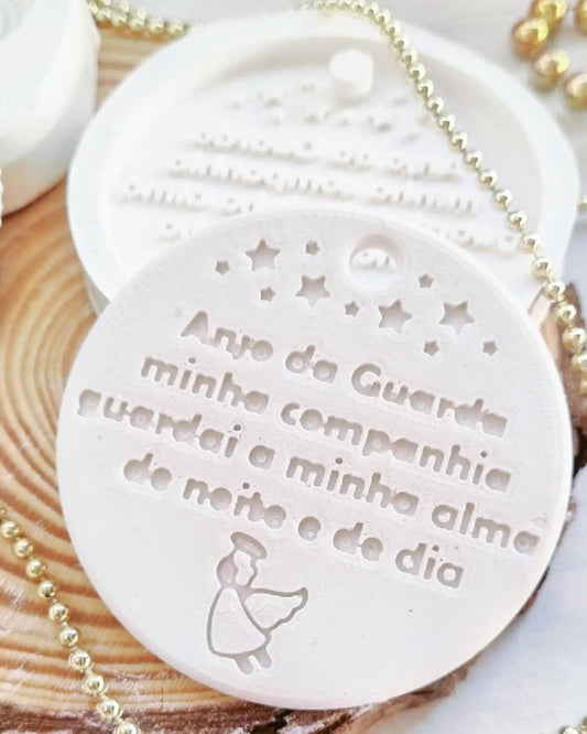 Molde redondo de silicone branco com anjo, estrelas e texto «Anjo da guarda»