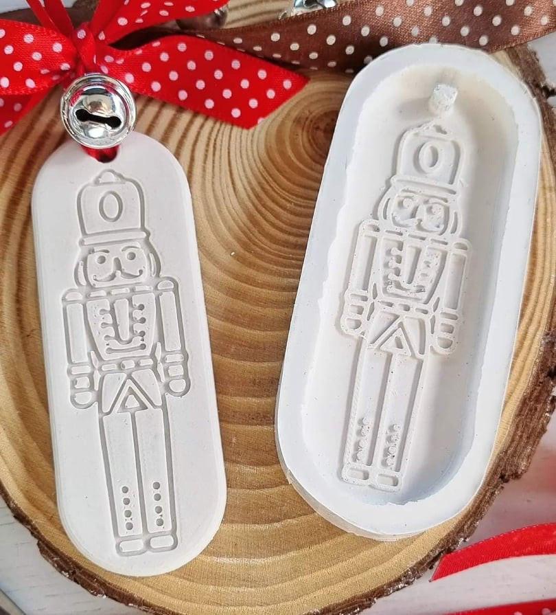 Molde em silicone oval com gravação em relevo de soldado, branco