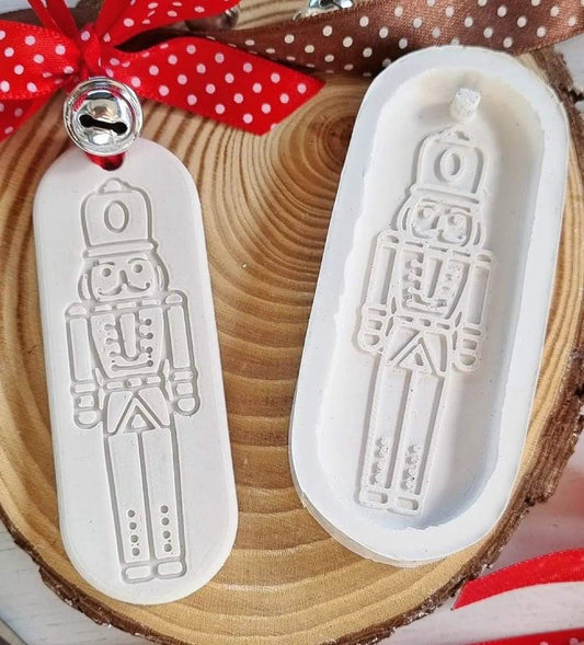 Molde em silicone oval com gravação em relevo de soldado, branco