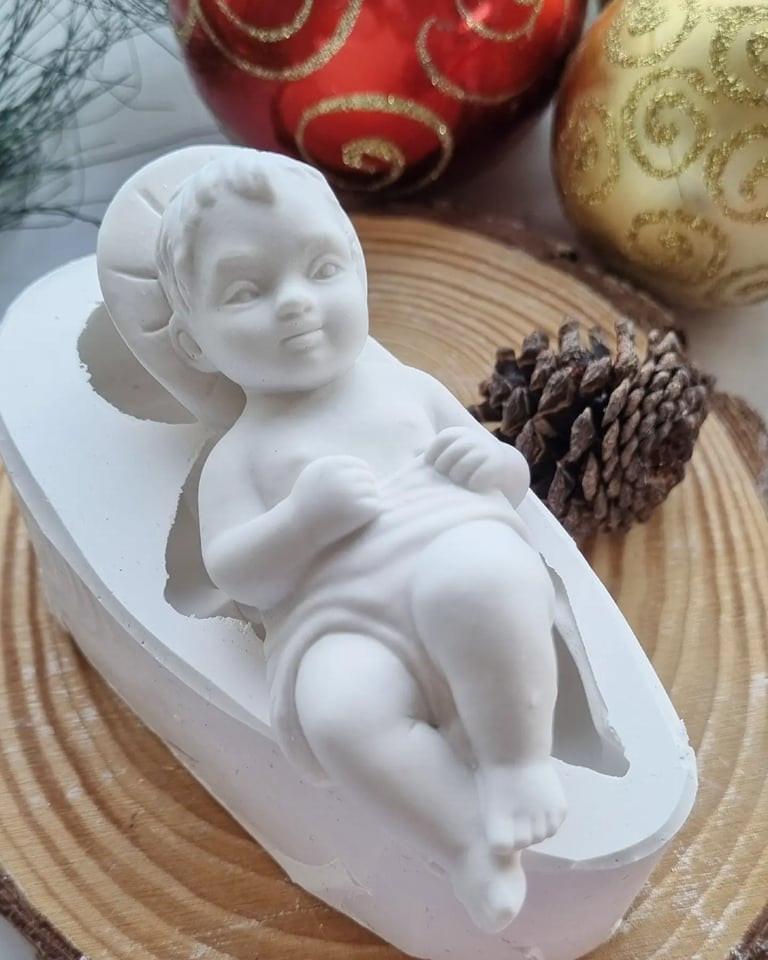 Molde de menino Jesus com auréola: figura branca vista de lado, cabeça grande