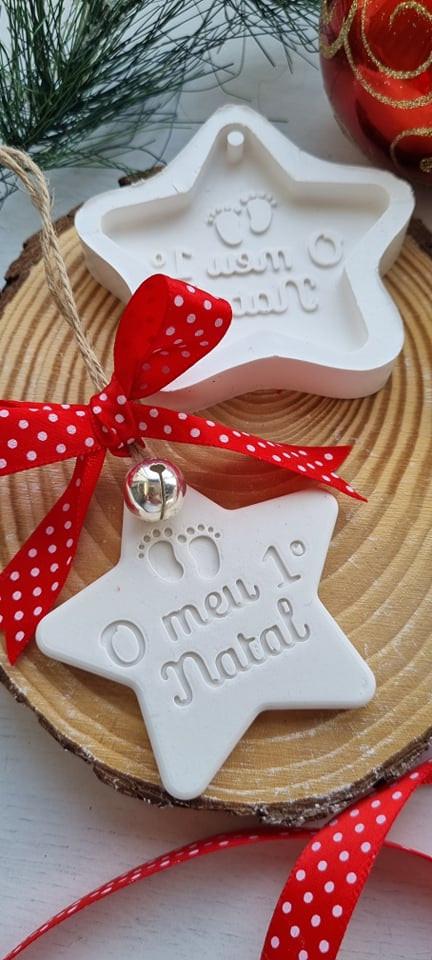 Molde de estrelas de Natal branco “O meu 1º Natal” com fita vermelha às bolinhas
