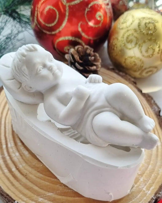 Molde do menino Jesus: figura branca deitado, braços e pés visíveis