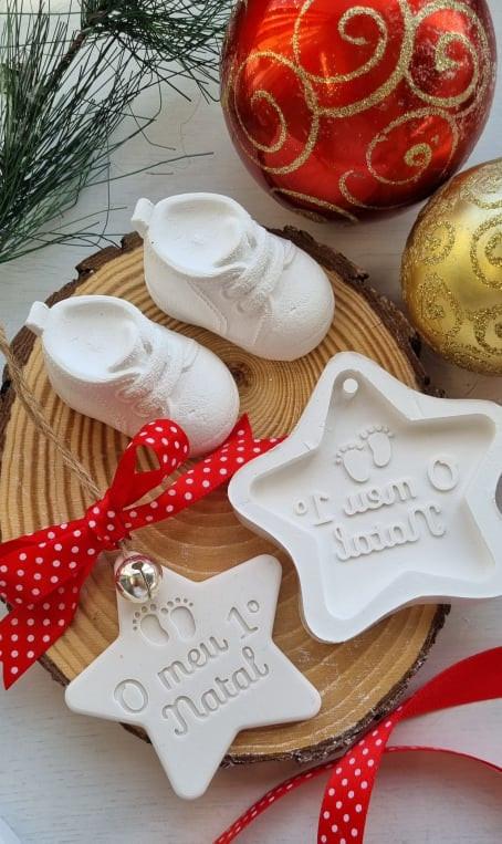 Conjunto de 3 moldes de estrela de Natal brancos, com fitas vermelhas às bolinhas