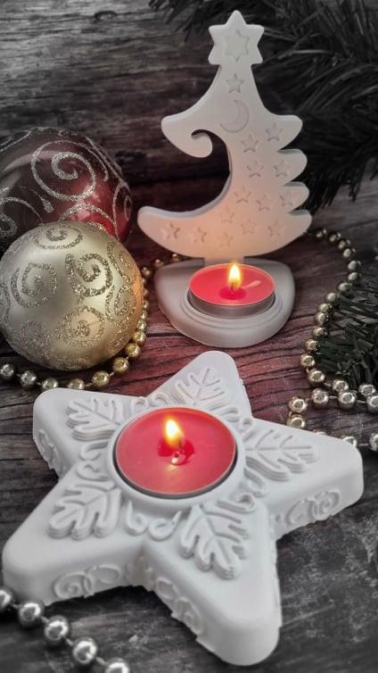 Molde porta-vela de estrela branca com vela acesa e padrão de flocos em relevo