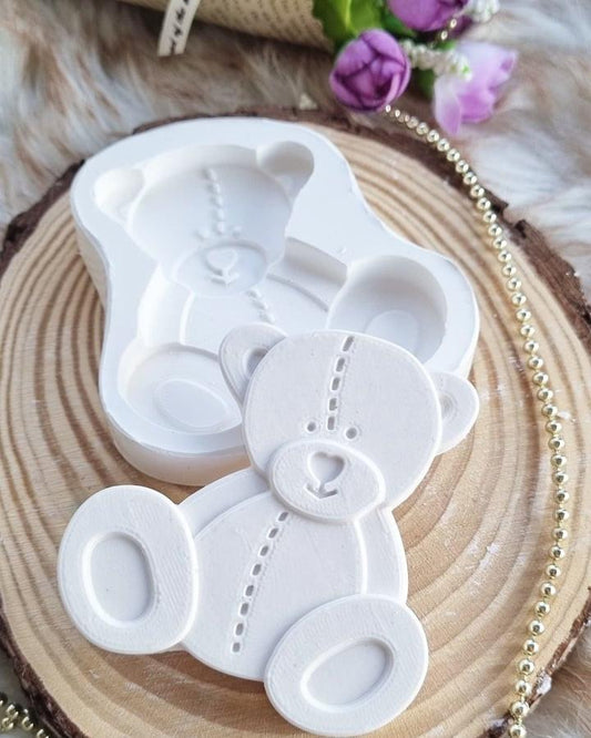 Molde de ursinho branco em silicone, com cavidades para moldar peças