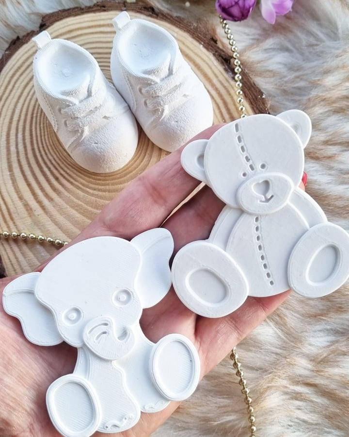 Molde de ursinho branco em silicone na mão, com cavidades arredondadas