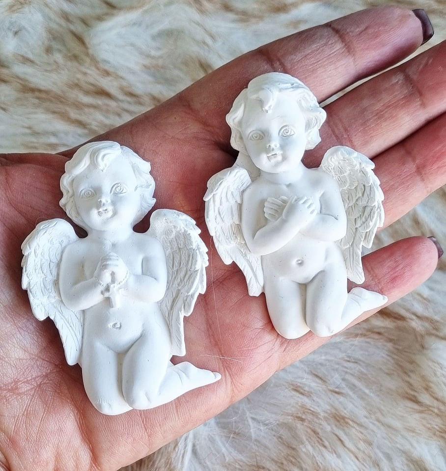 Molde de anjos com duas figuras infantis aladas, em relevo