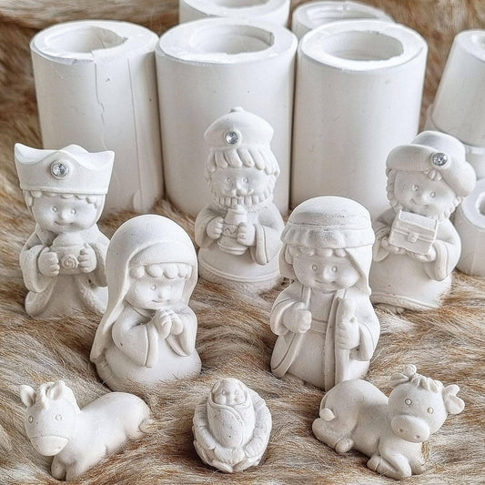 Conjunto de moldes brancos para presépio com figuras dos Reis Magos