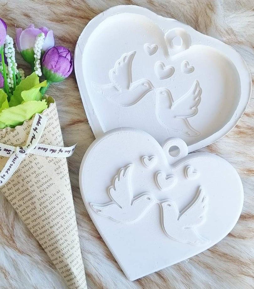 Molde de coração branco com pombas e corações em relevo