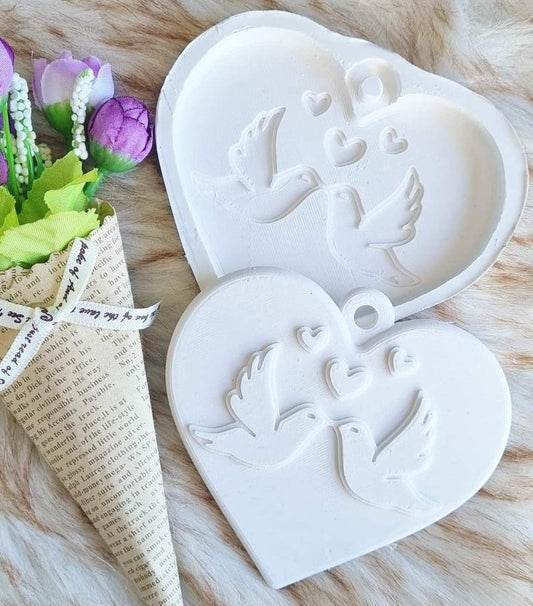 Molde de coração branco com pombas e corações em relevo