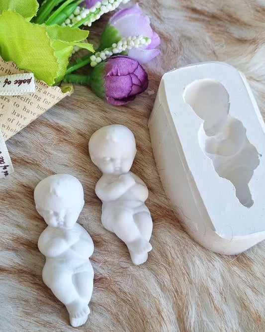Molde para bebé a dormir pequeno, com dois bonecos em relevo branco.