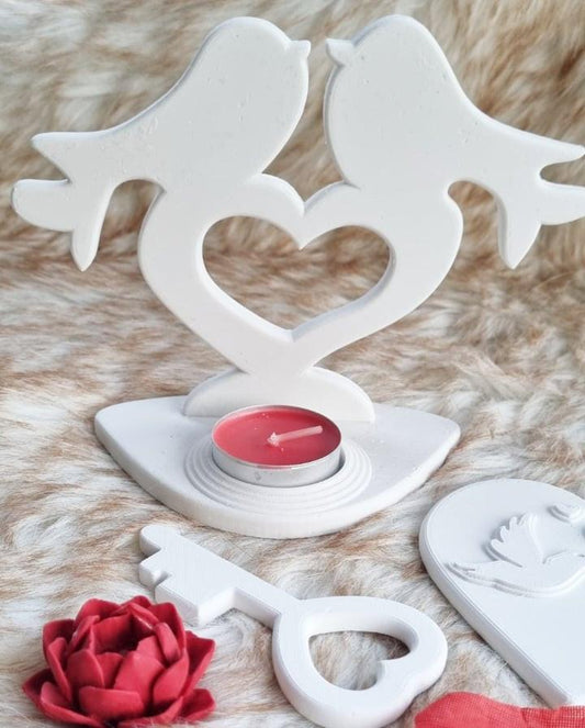 Porta-velas em forma de coração com dois pombinhos, branco, com vela vermelha