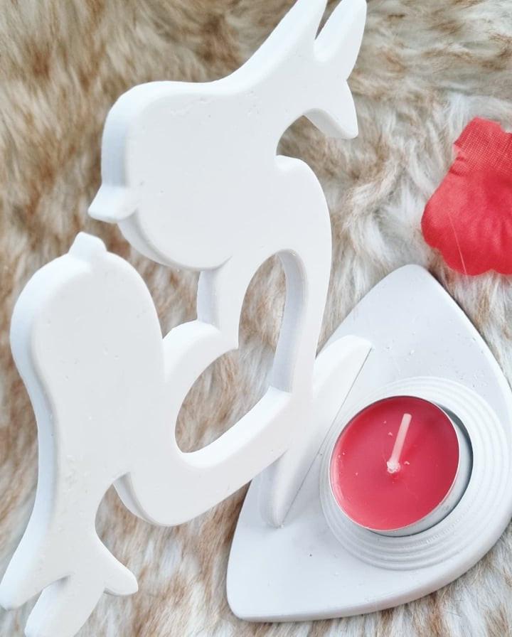 Porta-velas branco em forma de coração com pombinhos e vela vermelha