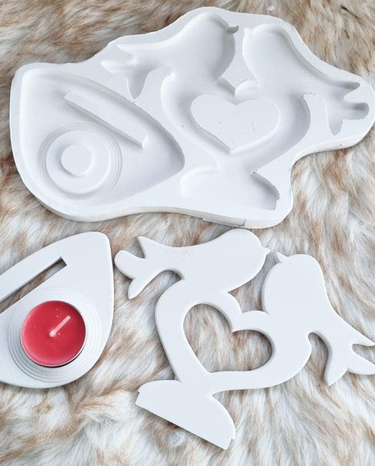 Molde porta-velas branco em forma de coração e pombinhos, com vela vermelha