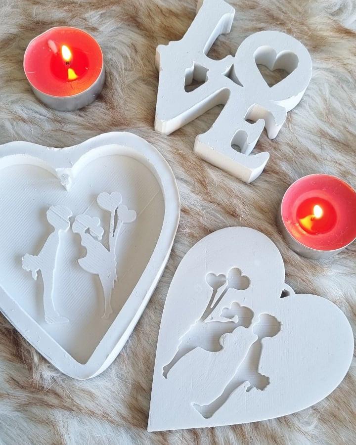 Molde decorativo branco com corações e figuras de casal