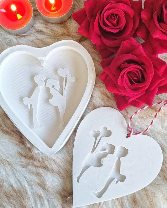 Molde em coração branco com desenho de casal no interior