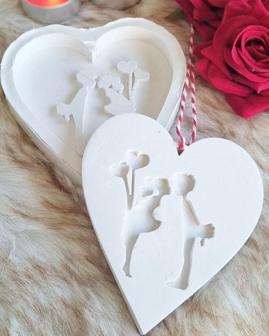 Molde em coração branco com figura de casal, em dois corações