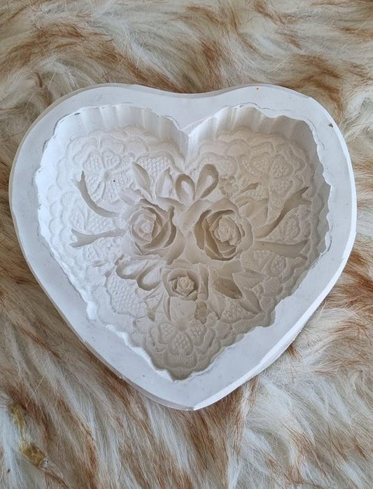 Molde em forma de coração branco com rosas e renda em relevo