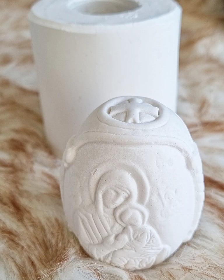 Molde 3D para ovo da Páscoa branco com relevo e cavidade circular na parte de cima