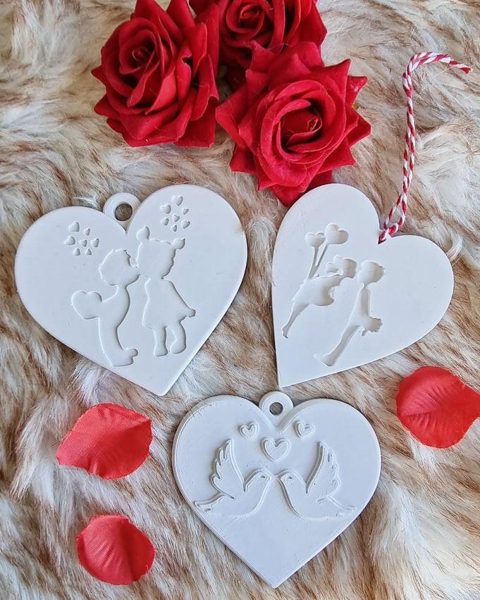 Conjunto de moldes de coração brancos com figuras de casal e decoração floral