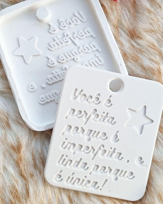 Molde de silicone branco com estrela e texto em relevo “é única”