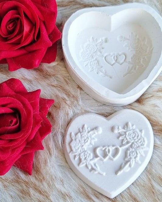 Molde em forma de coração com relevo floral e corações, conjunto de duas peças.