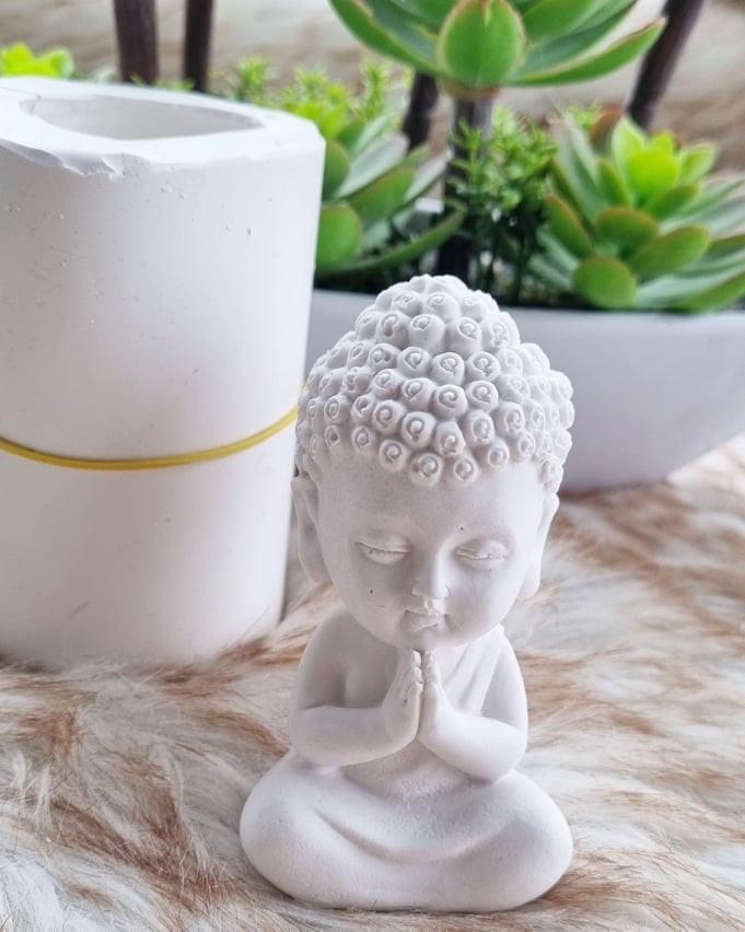 Molde de buda decorativo branco, estátua sentada com mãos em prece