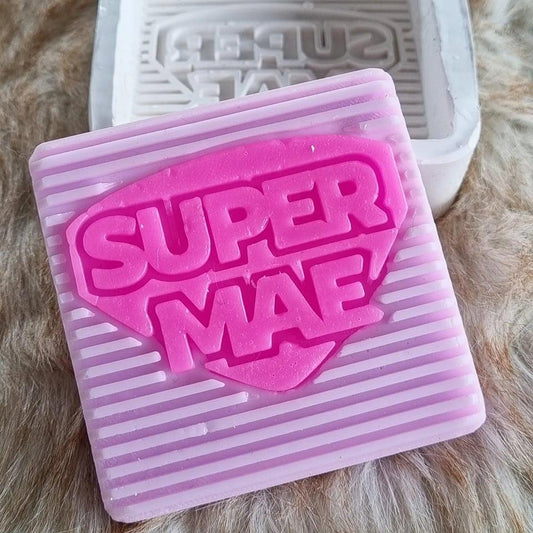 Molde quadrado em silicone lilás com gravação “SUPER MÃE” rosa em relevo
