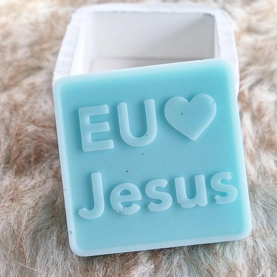 Molde de silicone azul claro com letras em relevo “EU ♥ Jesus”
