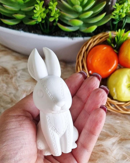 Molde 3D de coelho branco, segurado na mão, com orelhas e corpo em relevo