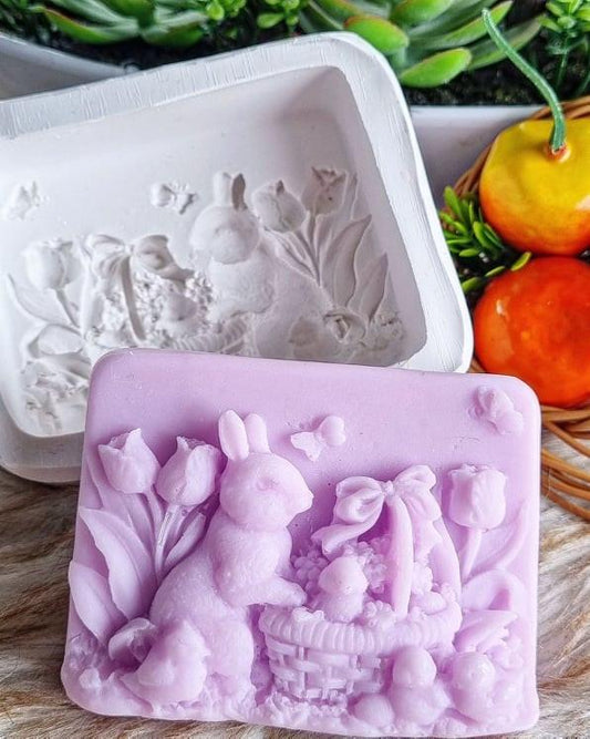 Molde retangular de Páscoa roxo, com relevo de coelhos e flores no interior