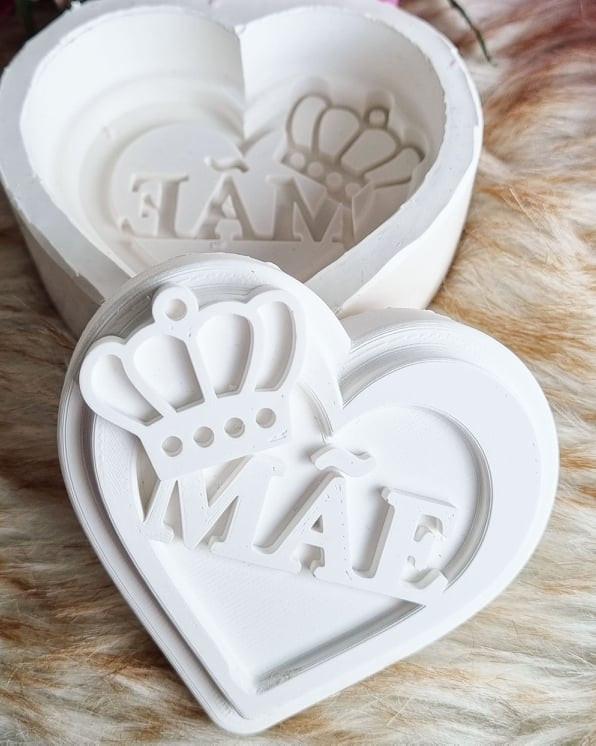 Molde de coração com coroa e letras 'MAE', em branco