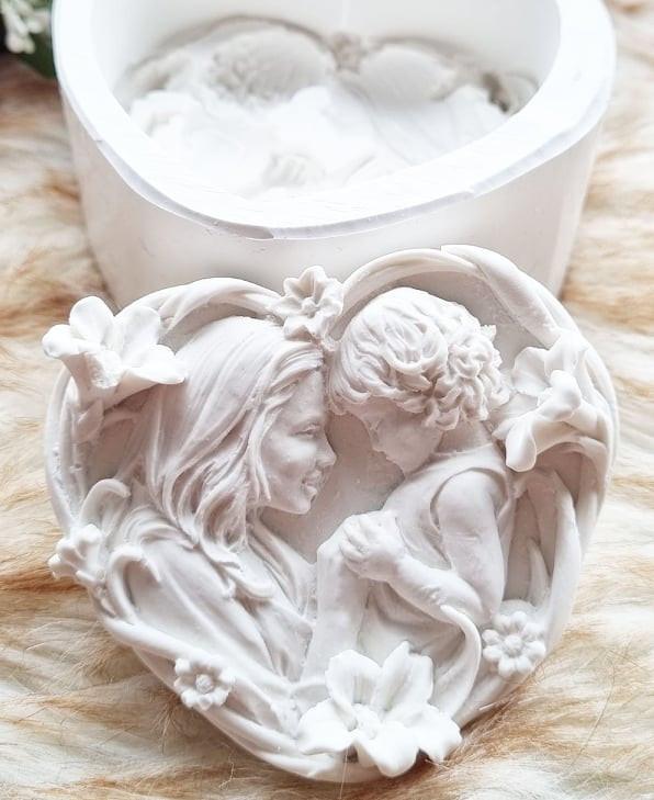Molde em forma de coração com relevo de mãe e filho, detalhes florais, branco