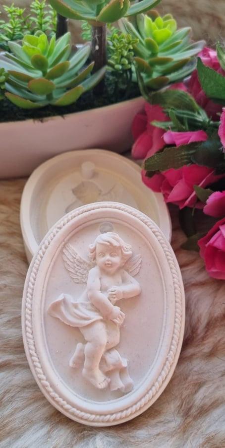 Placa oval decorativa com anjo em relevo e rebordo, cor creme-clara